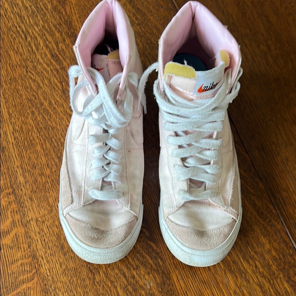 Nike High-Top Sneakers in Light Pink and White